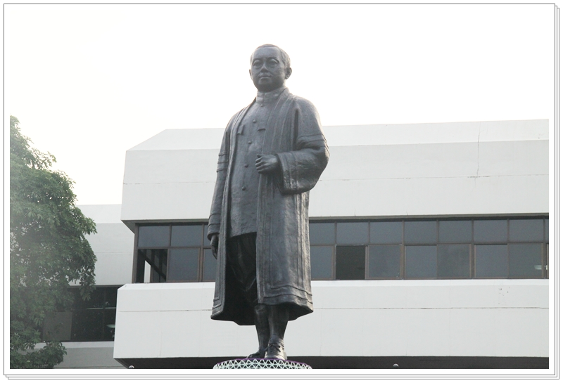 ﻿กรมบังคับคดีร่วมงานวางพวงมาลาถวายบังคมพระบรมราชานุสาวรีย์